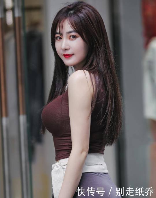 设计|路人街拍,“短裤+T恤”已过时,今年流行“波点裙”,好精致