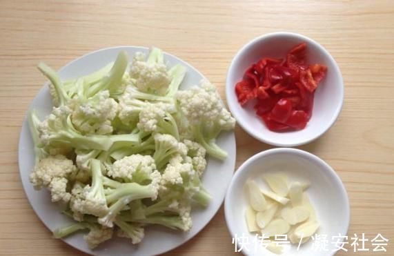 炒花菜时，直接下油锅炒就“错了”，教你正确做法，花菜更入味