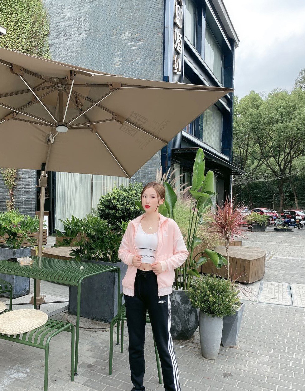 运动裤|活力十足的小姐姐, 一件黑色长运动裤配粉色外套, 元气满满