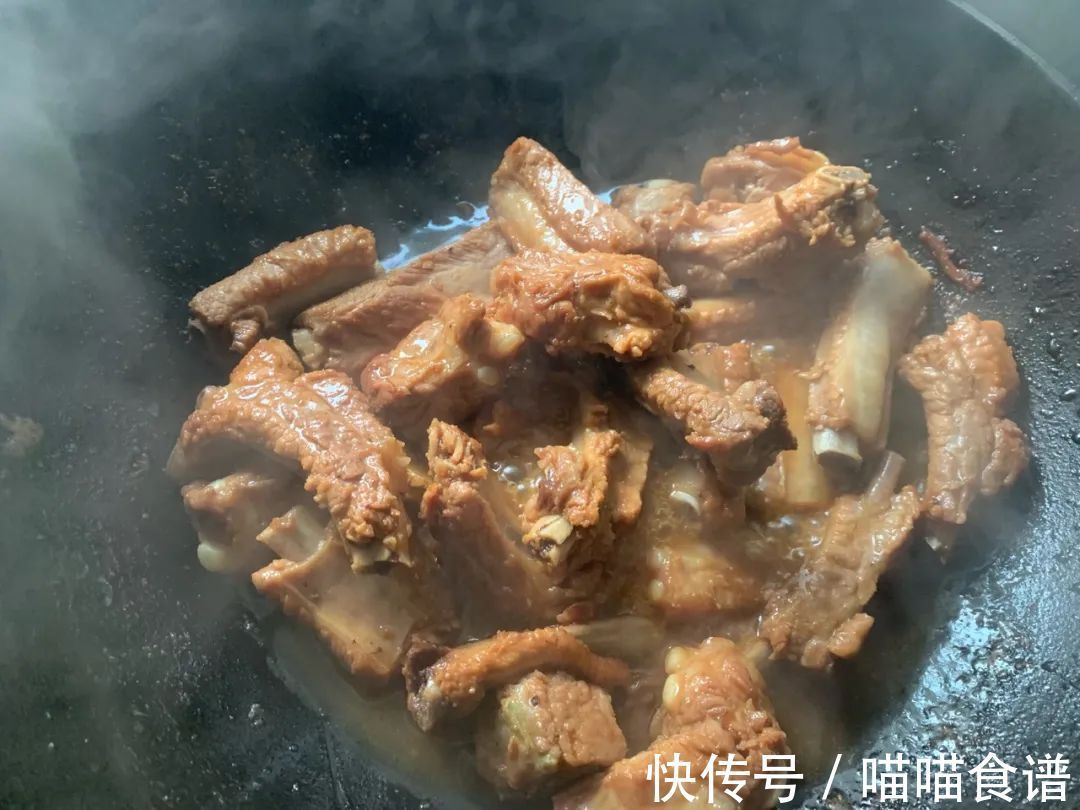 老何说菜丨家庭版红烧排骨，超简单特美味！