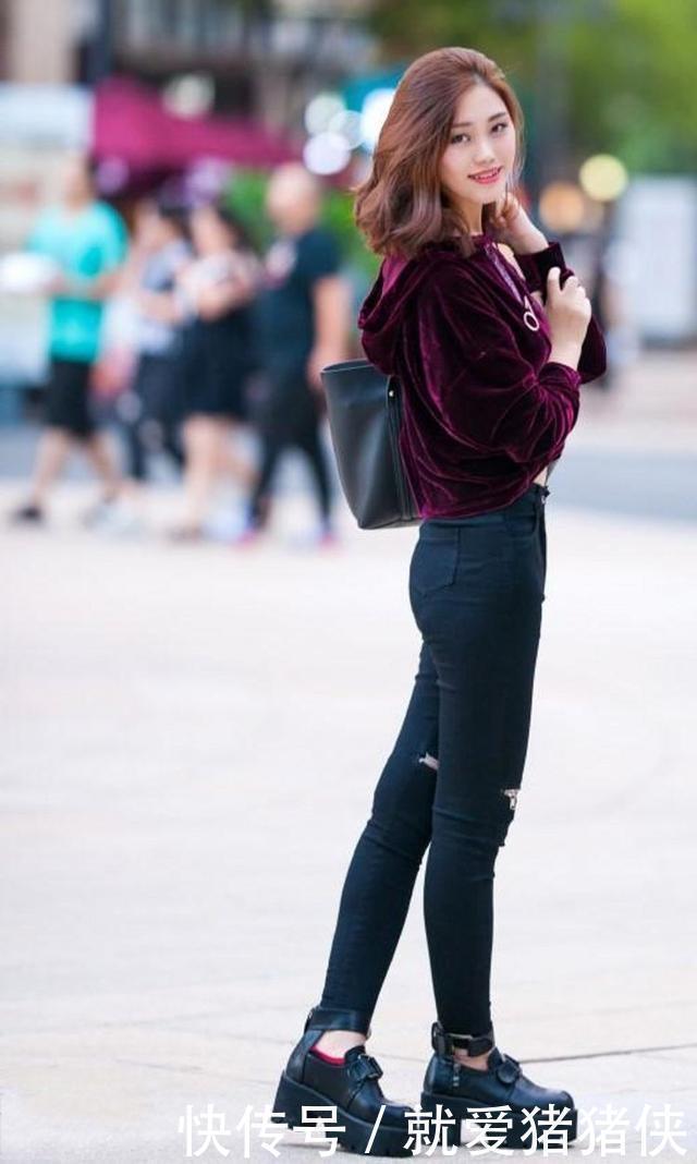 牛仔裤轻松秀出修长的双腿,展现出活泼又可人的自己
