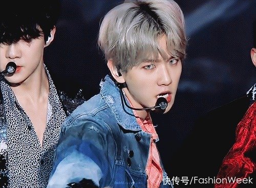  双腿|用机车靴点亮时尚，配上大衣外套，显得双腿更加纤细