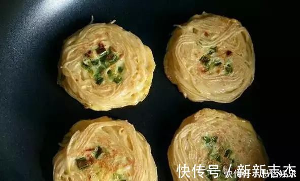 挂面|挂面别再煮着吃了，一点味道都没有！打个鸡蛋做成饼，味道好极了