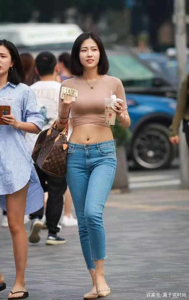 高腰|高腰牛仔裤的穿搭方式显瘦,展现纤细的小蛮腰