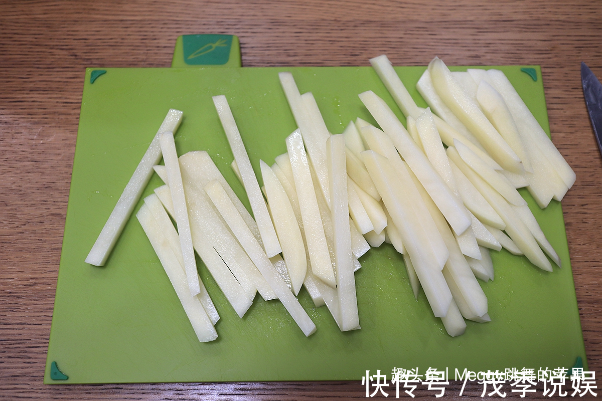 薯条|谁还不是个孩子烤一锅鸡翅和薯条解解馋，不用一滴油健康好吃