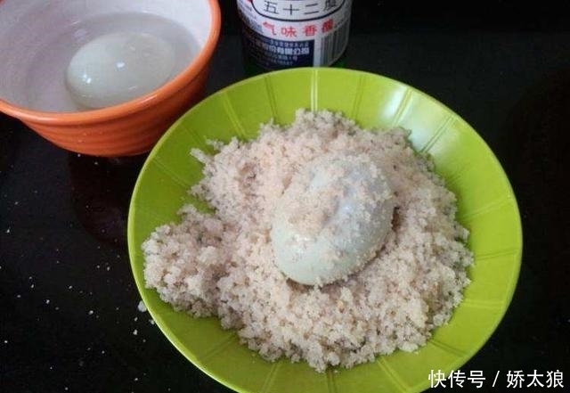 咸鸭蛋美味又下饭，但营养师提醒：2类人多吃一口都对健康不利