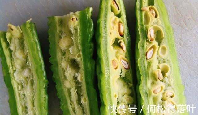 炒制|苦瓜跟鸡蛋一起炒，不苦还下饭，营养又美味！