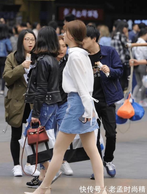 街拍|街拍小姐姐白衬衣配牛仔短裙,肉色丝袜配高跟凉鞋,清新气息弥漫