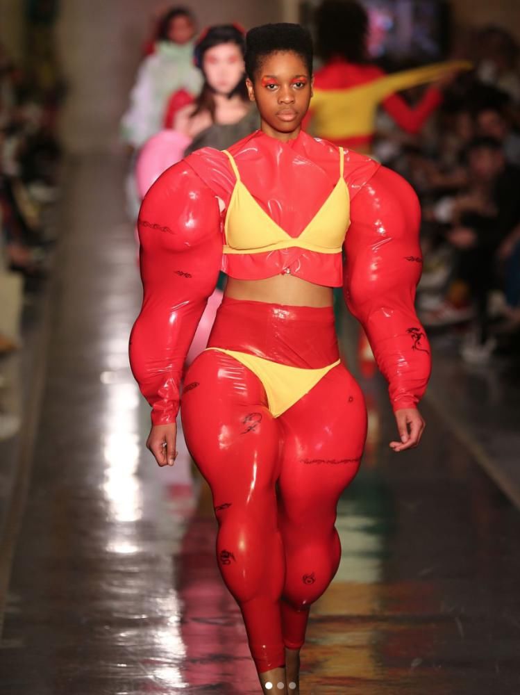 他把小时候偷看到的东西变成了今天的时尚