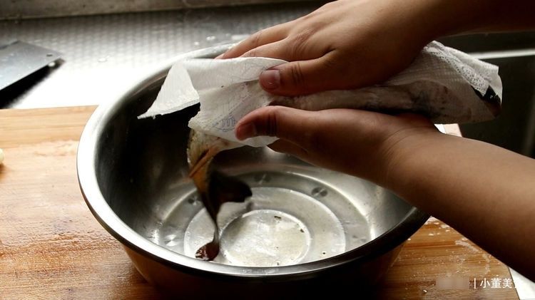 面粉|炸鱼时,有人用淀粉有人用面粉?都不对,大厨教你正确做法