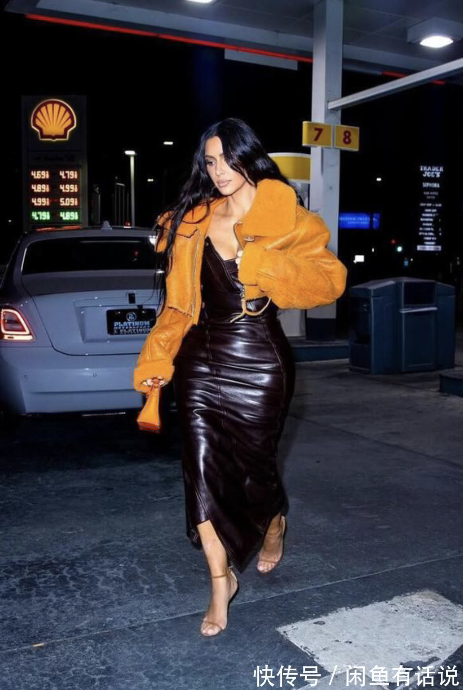 穿搭|卡戴珊向来敢穿,穿紧身连体衣秀身材,配玫红羽毛披肩像鸡毛掸子