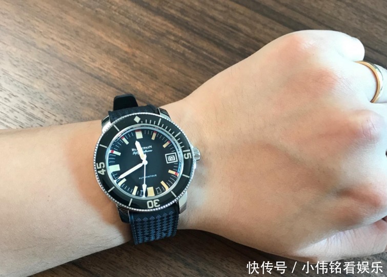 男士|十万左右,性价比最高的两款男士潜水表,五十噚和间金黑水鬼