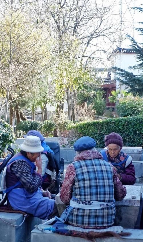 生活|玉龙雪山下的纳西族村落，20万建两层洋楼合院，生活可太幸福了