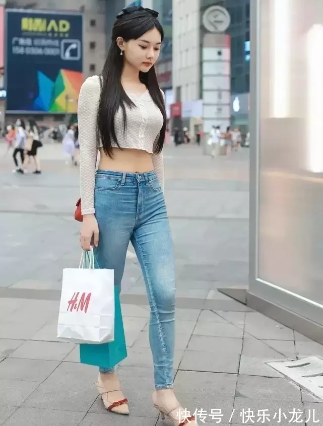 优雅 白色的小衫配蓝色牛仔裤,气质优雅又温婉,美得清新又大方