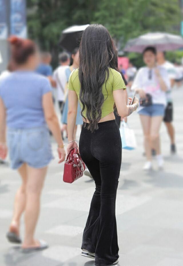 40岁女人少穿牛仔裤，“托腹裤”遮肉又显瘦，成功化解“小肚腩”