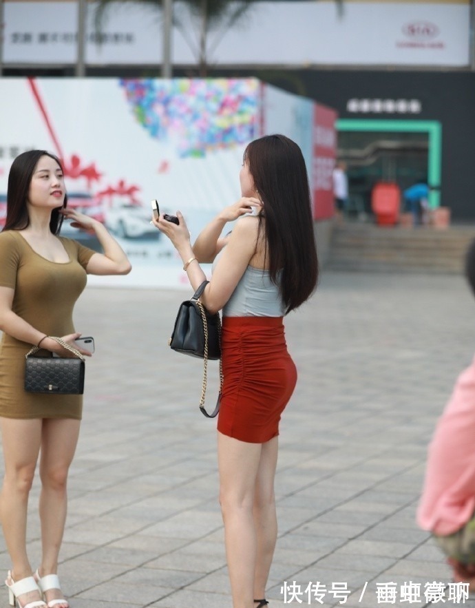 铁丝网 踩着“铁丝网”逛街,还走的这么快,不怕把脚“弄伤”吗