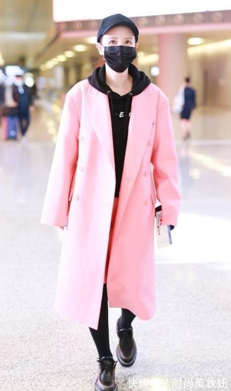 羊羔绒 40岁张萌真赶时髦,穿羊羔绒外套配瑜伽裤,比小姑娘还洋气