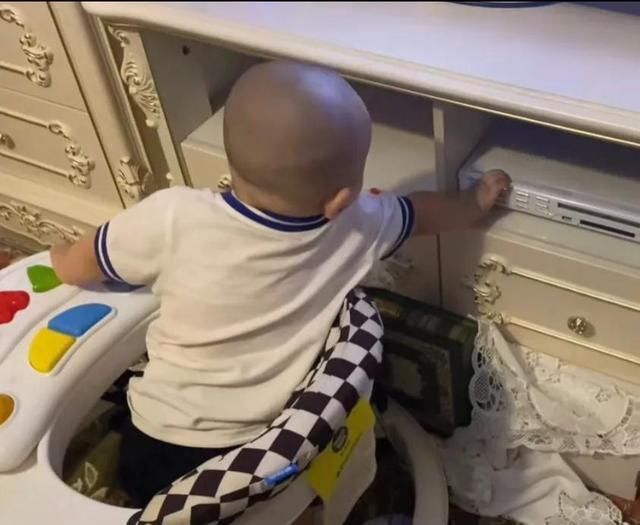 宝宝|一两岁的宝宝总喜欢“翻箱倒柜”,他们在找什么?3个原因要了解