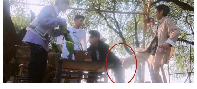 德云社孟鹤堂现身《最后的赢家》,脚踢老秦屁股,师哥欺负师弟了