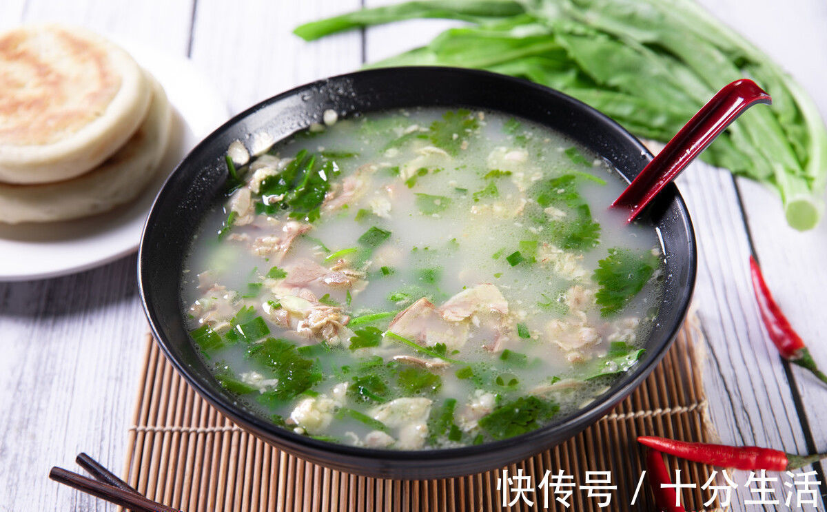 买羊肉时，先看肉皮后看肉，记住4个小窍门，一挑准是新鲜好羊肉