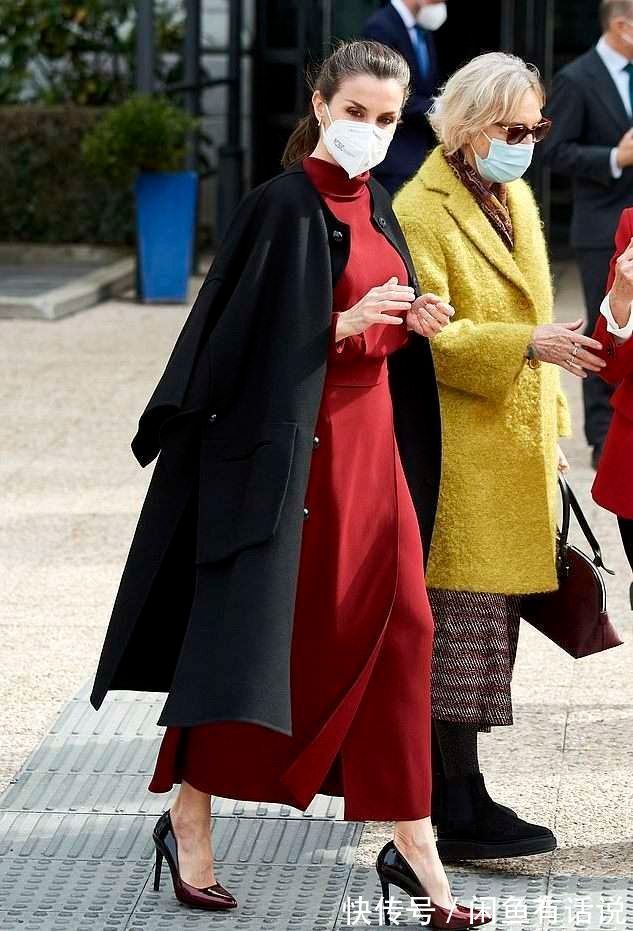 西班牙王后 西班牙王后不容易,红裙配毛领斗篷挺优雅,可光腿穿高跟也太冷了