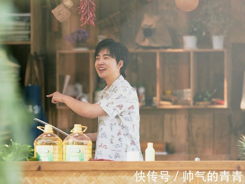 明星综艺干活被质疑，当镜头扫过张子枫裤腿后，网友：一目了然