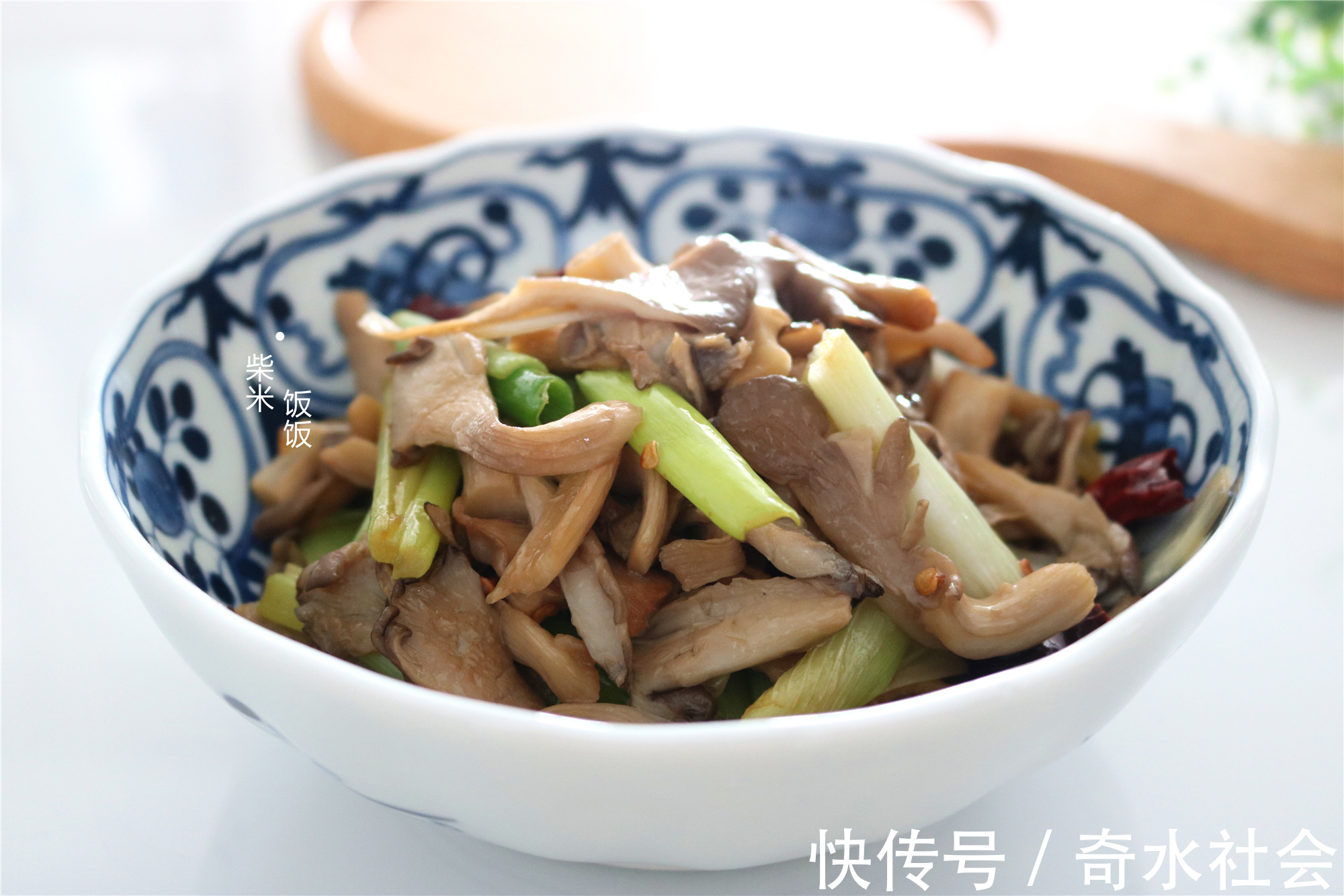 一日三餐|蘑菇和它是绝配,大火一炒,2分钟出锅,鲜香滋味赛过吃肉