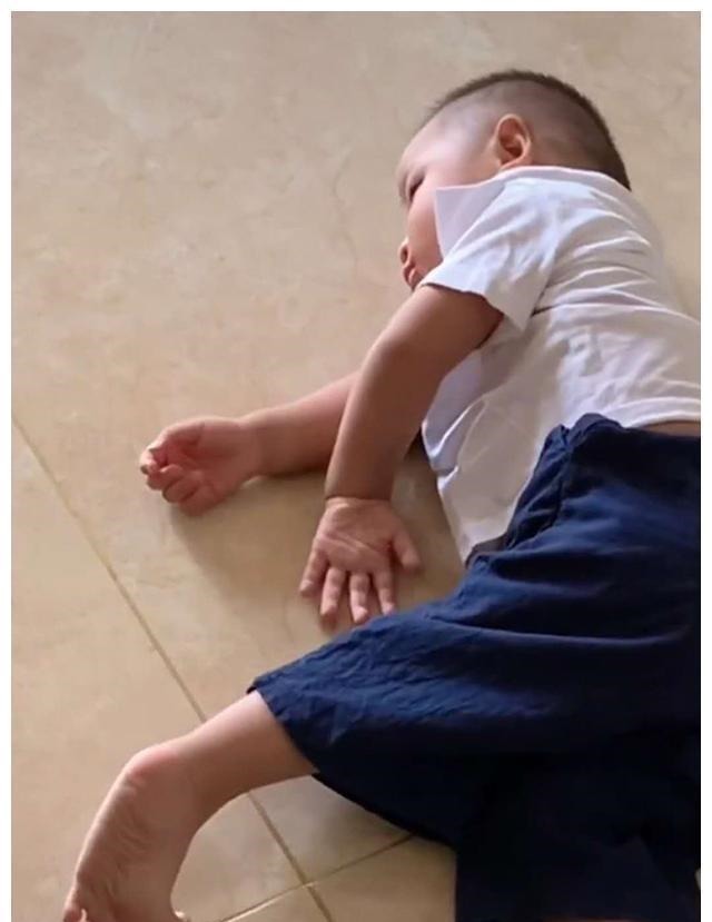 独生家庭|哥哥开学后,弟弟“颓废”度日,网友:没有人抢,玩具都不香了