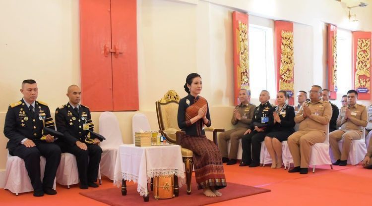 诗尼娜贵妃越来越美,盘头挽髺戴黄花,就像中国民国时期小媳妇