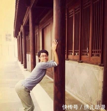 敢坐|妹的心真是大呀,摩托车的后备箱也敢坐,万一不牢靠掉下来就惨了