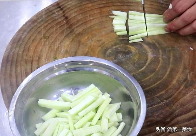 豆腐|一根丝瓜，一块豆腐，搭配两个鸡蛋，厨师长炖成滋补汤，清香营养