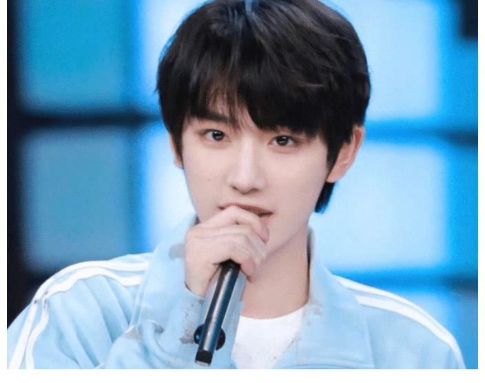 快本|主持人必須持證上崗，王一博身份變嘉賓，明星拼學歷的時代到了