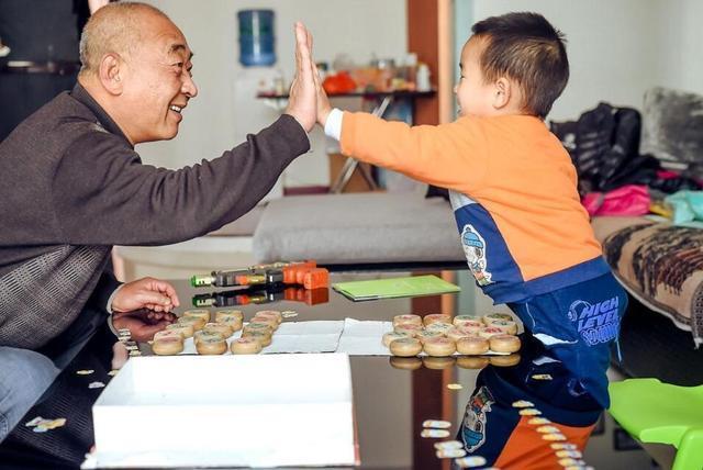 爷爷|“最懒”爷爷陪孙子吊针,却自己呼呼大睡,护士哭笑不得