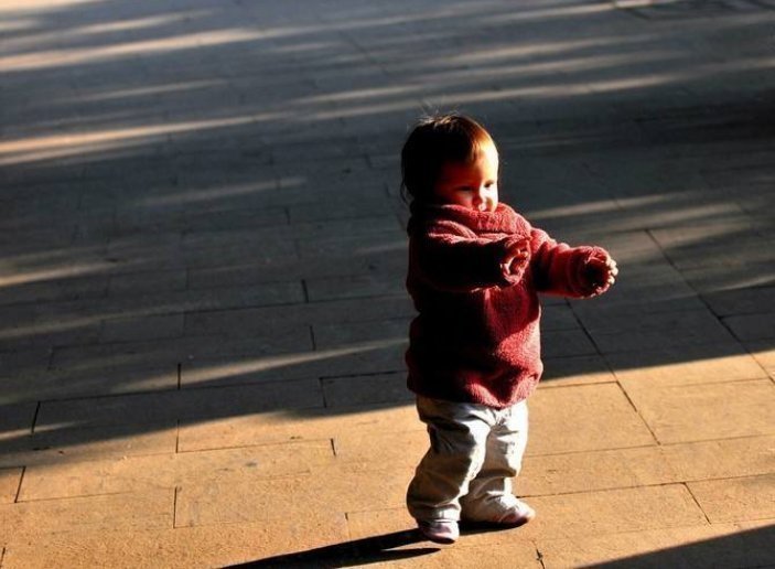 抱抱|为什么宝宝都会走路了,仍然坚持要抱抱?背后的原因让人心疼