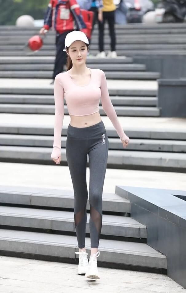 瑜伽裤外穿的女孩，还加双内增高鞋，美出新境界