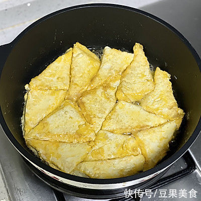 天冷了吃点热乎的，来一锅家常豆腐煲，暖心暖胃又营养