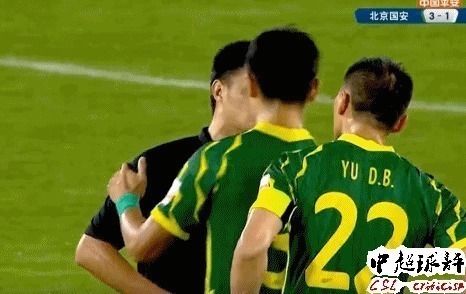 李海新|失控!于大宝今晚中超怒斥名哨李海新:2人紧张对峙多人拉架!