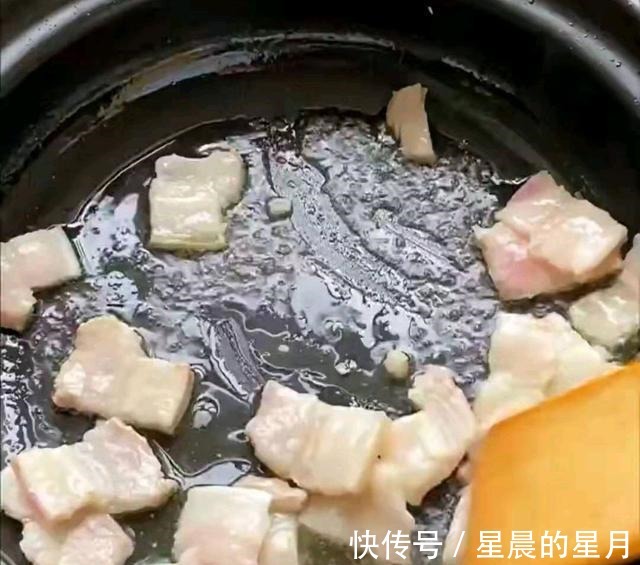 黄焖鸡米饭|草鱼的懒人做法，用一条鱼、一碗豆腐、一束金针菇碰撞出的火花！