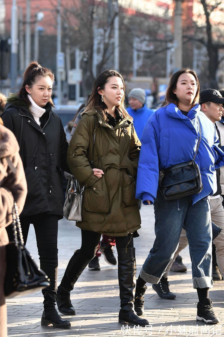 街拍 街拍:三位闺蜜一起逛街,搭配羽绒服,一定是一次热闹的逛街!