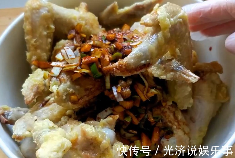 新吃法|1分钟学会鸡翅新吃法,外酥里嫩,肉嫩多汁,端上桌大家抢着吃