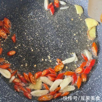 可口好上手的蒜苔炒鱿鱼，再也不担心吃不上饭了