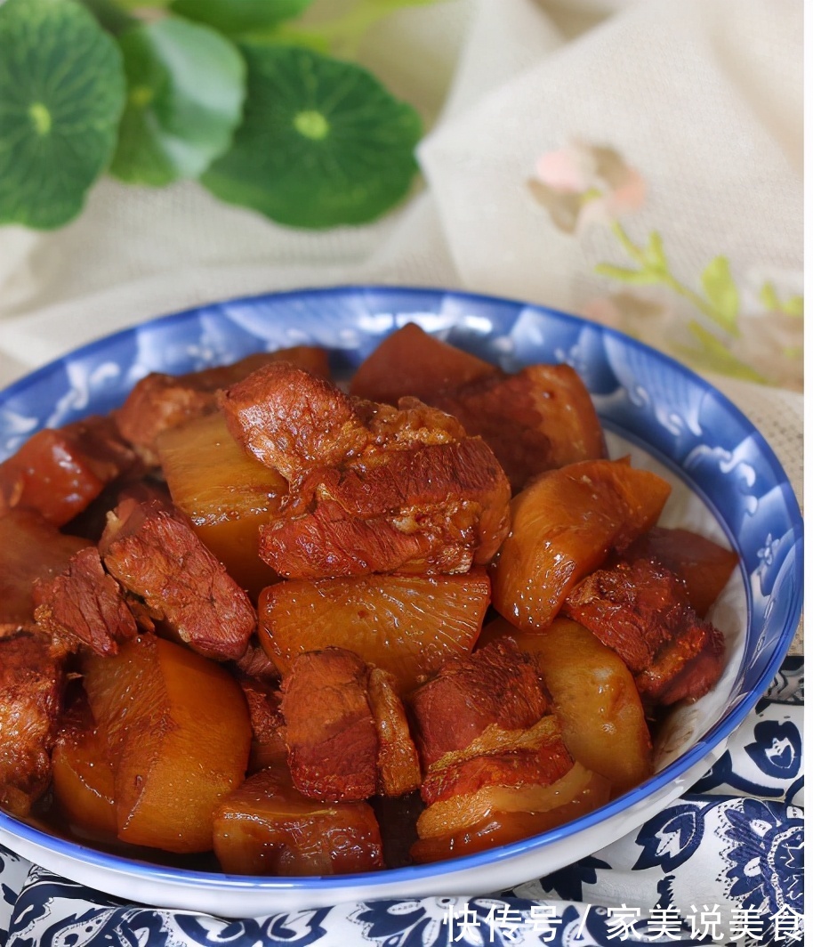 萝卜和五花肉一起炖，软烂可口鲜香入味，肉香四溢