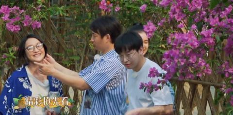 周迅夠特別，錄《向往4》換了5套造型，穿4萬(wàn)多大牌外套干農(nóng)活