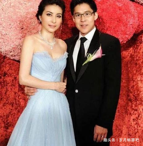 豪門|霍啟剛真“自戀”,讓三娃在飯桌上看自己上電視,豪門飯桌真簡(jiǎn)單