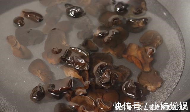 这菜一定不能隔夜吃，吃一次比吸烟的危害还大，不懂就吃大亏了！