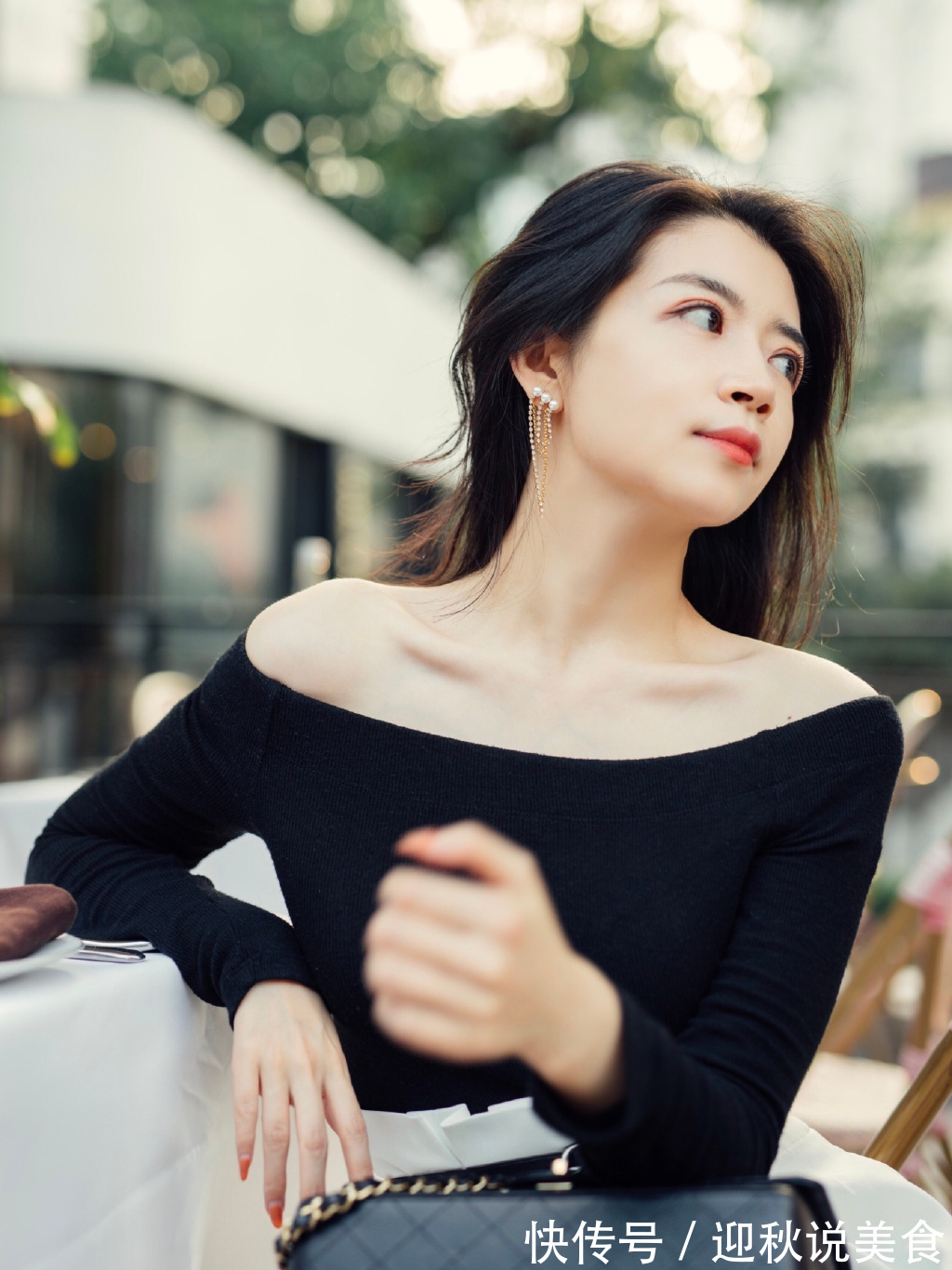 小蛮腰 奔三奔四女人这样穿，秋季穿出高级感，黑色上衣搭配白色短裤真美