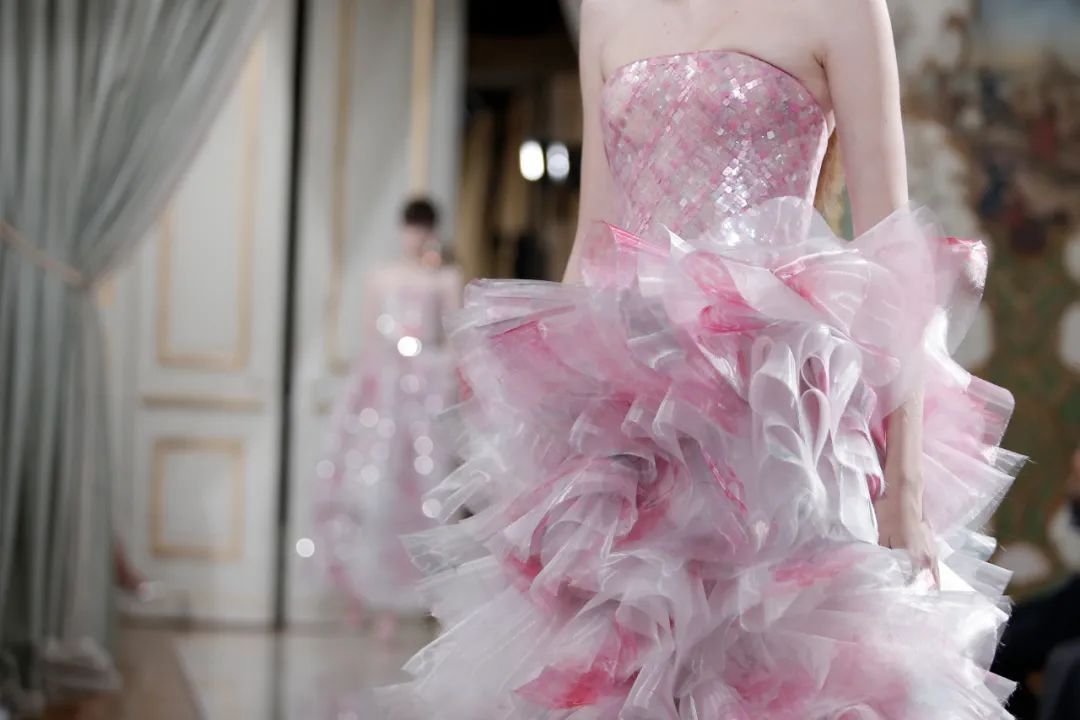 87岁的阿玛尼老爷子，依然是把高级做得最优雅的人|T型台 | shine