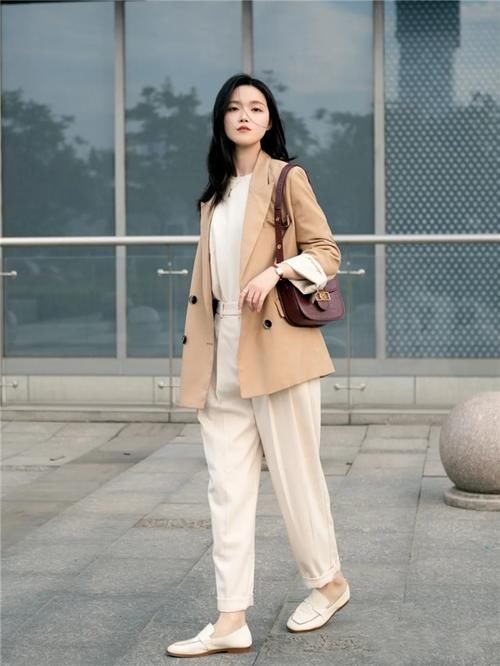 今春火了一种“小西装”，搭配裙子或者裤子都好看，又洋气又时髦