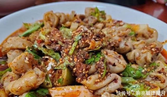 成都一家藏在巷子里的30年肥肠馆子,每天人气爆棚,上菜全靠吼