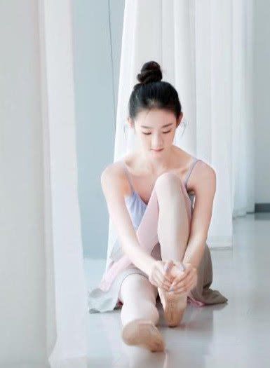张艺凡的腿被上帝亲吻看完她练芭蕾舞后，压腿时惊艳粉丝